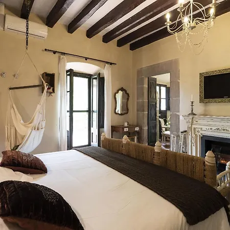 Dom wakacyjny Huge Charming Manor House. Waterfall & Volcanoes Santa Pau